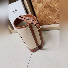 Новая весенняя и летняя модель CUIR от CELINE С объемным логотипо