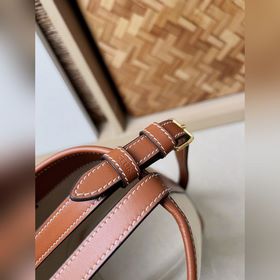 Новая весенняя и летняя модель CUIR от CELINE С объемным логотипо