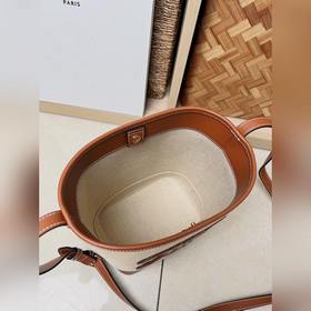 Новая весенняя и летняя модель CUIR от CELINE С объемным логотипо