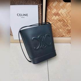 Новая весенняя и летняя модель CUIR от CELINE С объемным логотипо