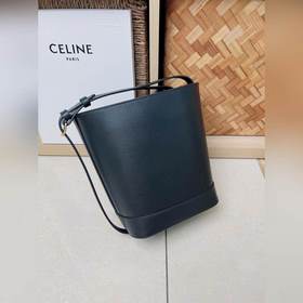 Новая весенняя и летняя модель CUIR от CELINE С объемным логотипо