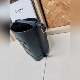 Новая весенняя и летняя модель CUIR от CELINE С объемным логотипо