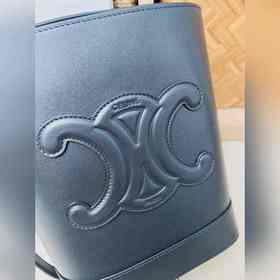 Новая весенняя и летняя модель CUIR от CELINE С объемным логотипо