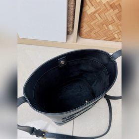 Новая весенняя и летняя модель CUIR от CELINE С объемным логотипо