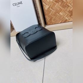 Новая весенняя и летняя модель CUIR от CELINE С объемным логотипо