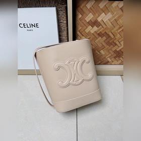 Новая весенняя и летняя модель CUIR от CELINE С объемным логотипо