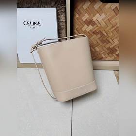 Новая весенняя и летняя модель CUIR от CELINE С объемным логотипо