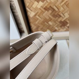 Новая весенняя и летняя модель CUIR от CELINE С объемным логотипо