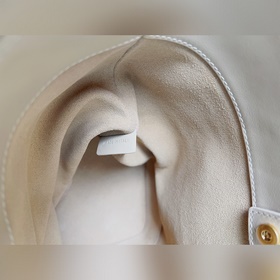 Новая весенняя и летняя модель CUIR от CELINE С объемным логотипо