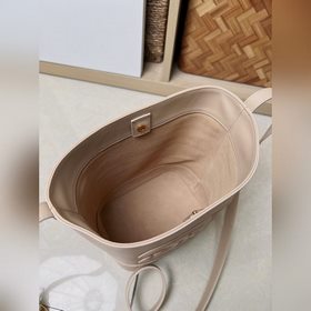 Новая весенняя и летняя модель CUIR от CELINE С объемным логотипо