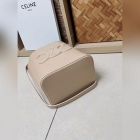 Новая весенняя и летняя модель CUIR от CELINE С объемным логотипо