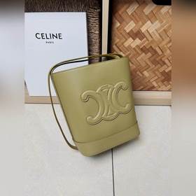 Новая весенняя и летняя модель CUIR от CELINE С объемным логотипо