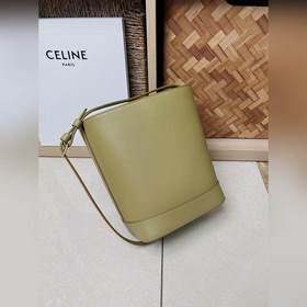 Новая весенняя и летняя модель CUIR от CELINE С объемным логотипо