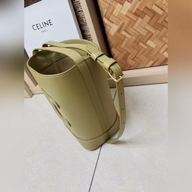 Новая весенняя и летняя модель CUIR от CELINE С объемным логотипо