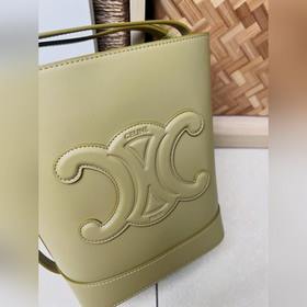 Новая весенняя и летняя модель CUIR от CELINE С объемным логотипо