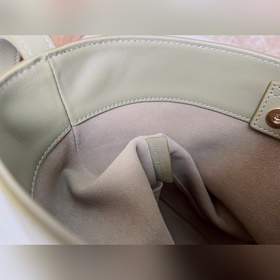 Новая весенняя и летняя модель CUIR от CELINE С объемным логотипо