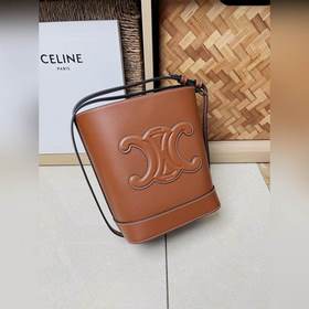 Новая весенняя и летняя модель CUIR от CELINE С объемным логотипо