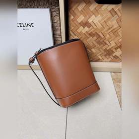 Новая весенняя и летняя модель CUIR от CELINE С объемным логотипо