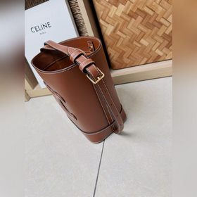 Новая весенняя и летняя модель CUIR от CELINE С объемным логотипо