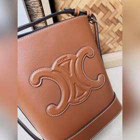 Новая весенняя и летняя модель CUIR от CELINE С объемным логотипо