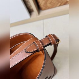 Новая весенняя и летняя модель CUIR от CELINE С объемным логотипо