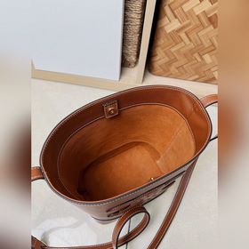 Новая весенняя и летняя модель CUIR от CELINE С объемным логотипо