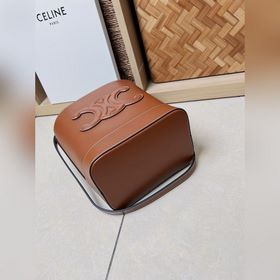Новая весенняя и летняя модель CUIR от CELINE С объемным логотипо