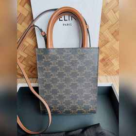 CELINE Triomphe Mini Tote в сочетании с маленьким эльфом выглядит