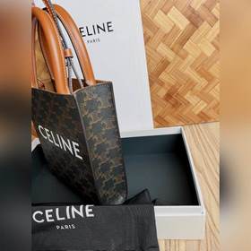 CELINE Triomphe Mini Tote в сочетании с маленьким эльфом выглядит