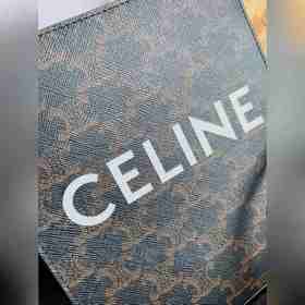 CELINE Triomphe Mini Tote в сочетании с маленьким эльфом выглядит
