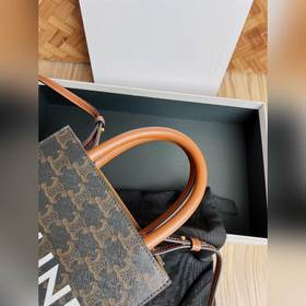 CELINE Triomphe Mini Tote в сочетании с маленьким эльфом выглядит