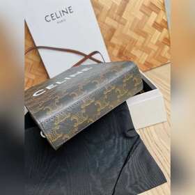CELINE Triomphe Mini Tote в сочетании с маленьким эльфом выглядит