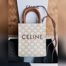 CELINE Triomphe Mini Tote в сочетании с маленьким эльфом выглядит