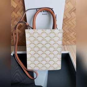 CELINE Triomphe Mini Tote в сочетании с маленьким эльфом выглядит