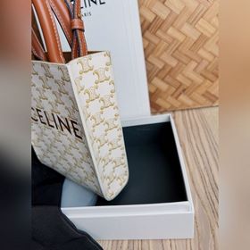 CELINE Triomphe Mini Tote в сочетании с маленьким эльфом выглядит
