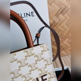 CELINE Triomphe Mini Tote в сочетании с маленьким эльфом выглядит