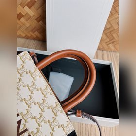 CELINE Triomphe Mini Tote в сочетании с маленьким эльфом выглядит