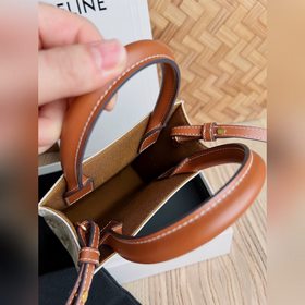 CELINE Triomphe Mini Tote в сочетании с маленьким эльфом выглядит