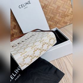 CELINE Triomphe Mini Tote в сочетании с маленьким эльфом выглядит
