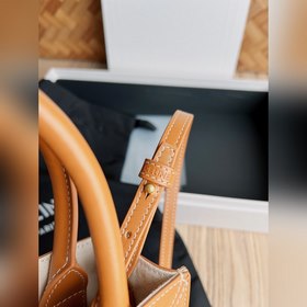 CELINE Triomphe Mini Tote в сочетании с маленьким эльфом выглядит
