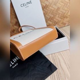 CELINE Triomphe Mini Tote в сочетании с маленьким эльфом выглядит