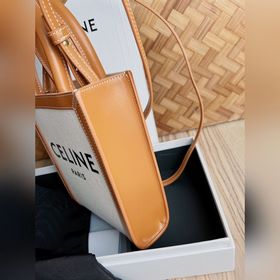 CELINE Triomphe Mini Tote в сочетании с маленьким эльфом выглядит