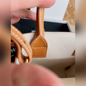 CELINE Triomphe Mini Tote в сочетании с маленьким эльфом выглядит