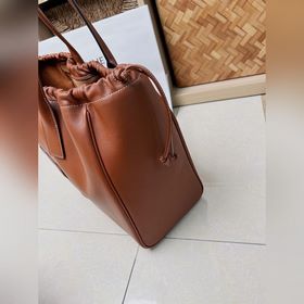 Новая коллекция CELINE： раннеосенняя сумка CABAS TRIOMPHE с завяз