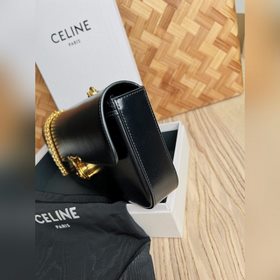 CELINE &nbsp; Длинная цепочка под мышкой Не могу не отметить