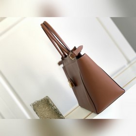 Средняя сумка CELINE из гладкой телячьей кожи. Размер： . Простой 