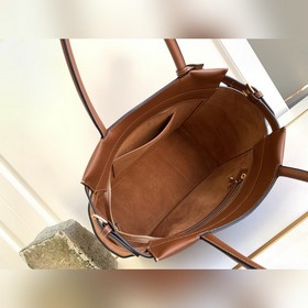 Средняя сумка CELINE из гладкой телячьей кожи. Размер： . Простой 