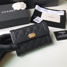 CHANEL. Leboy средний кошелек с тремя отделами, модель A84302 Мел