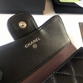 Классический короткий кошелек CHANEL с тремя отделами, артикул A8