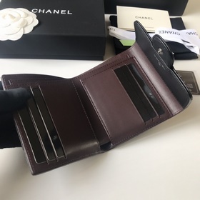 Классический короткий кошелек CHANEL с тремя отделами, артикул A8